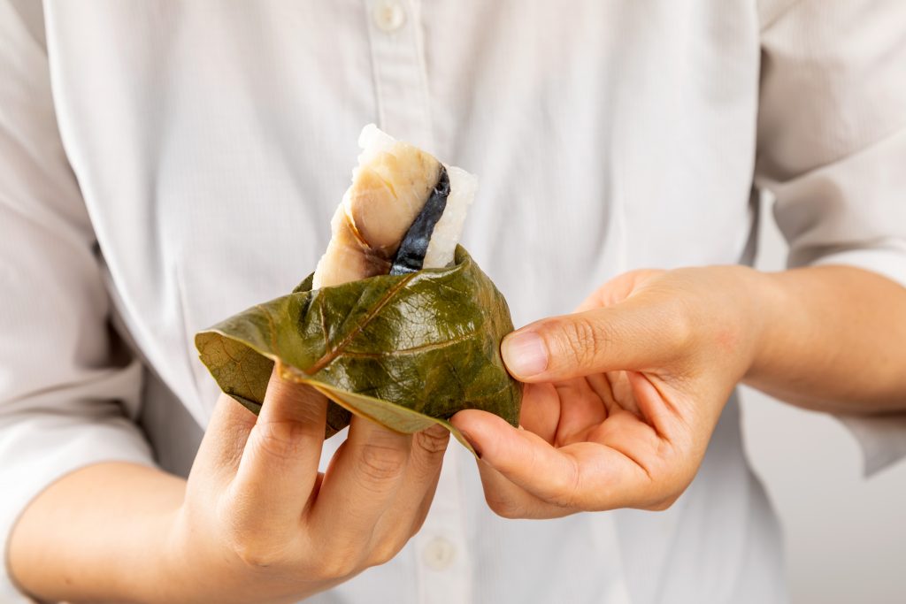 柿の葉寿司は葉っぱをはがして食べる