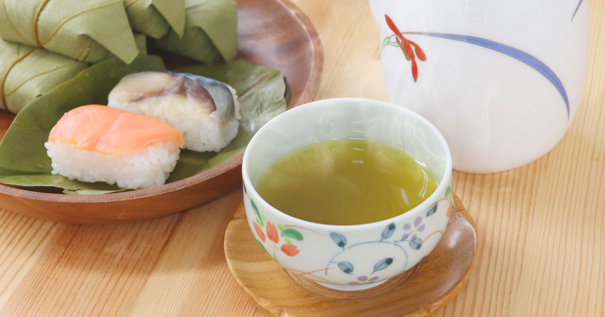 お茶と柿の葉寿司