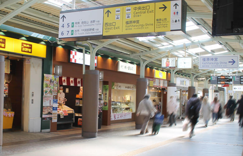 橿原神宮前駅構内